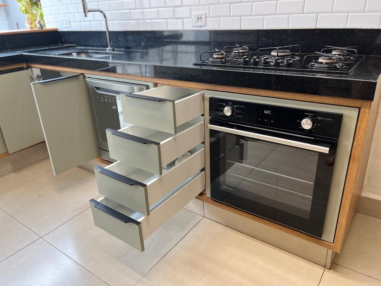 Cozinha com gavetas de fechamento suave e forno embutido