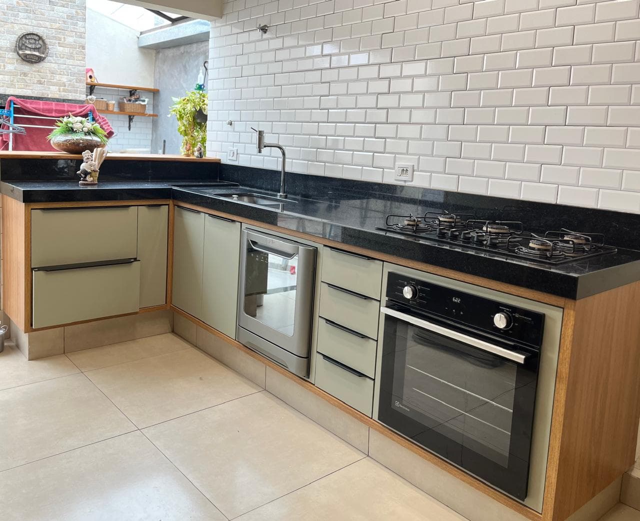 Cozinha com azulejo metrô branco e bancada preta