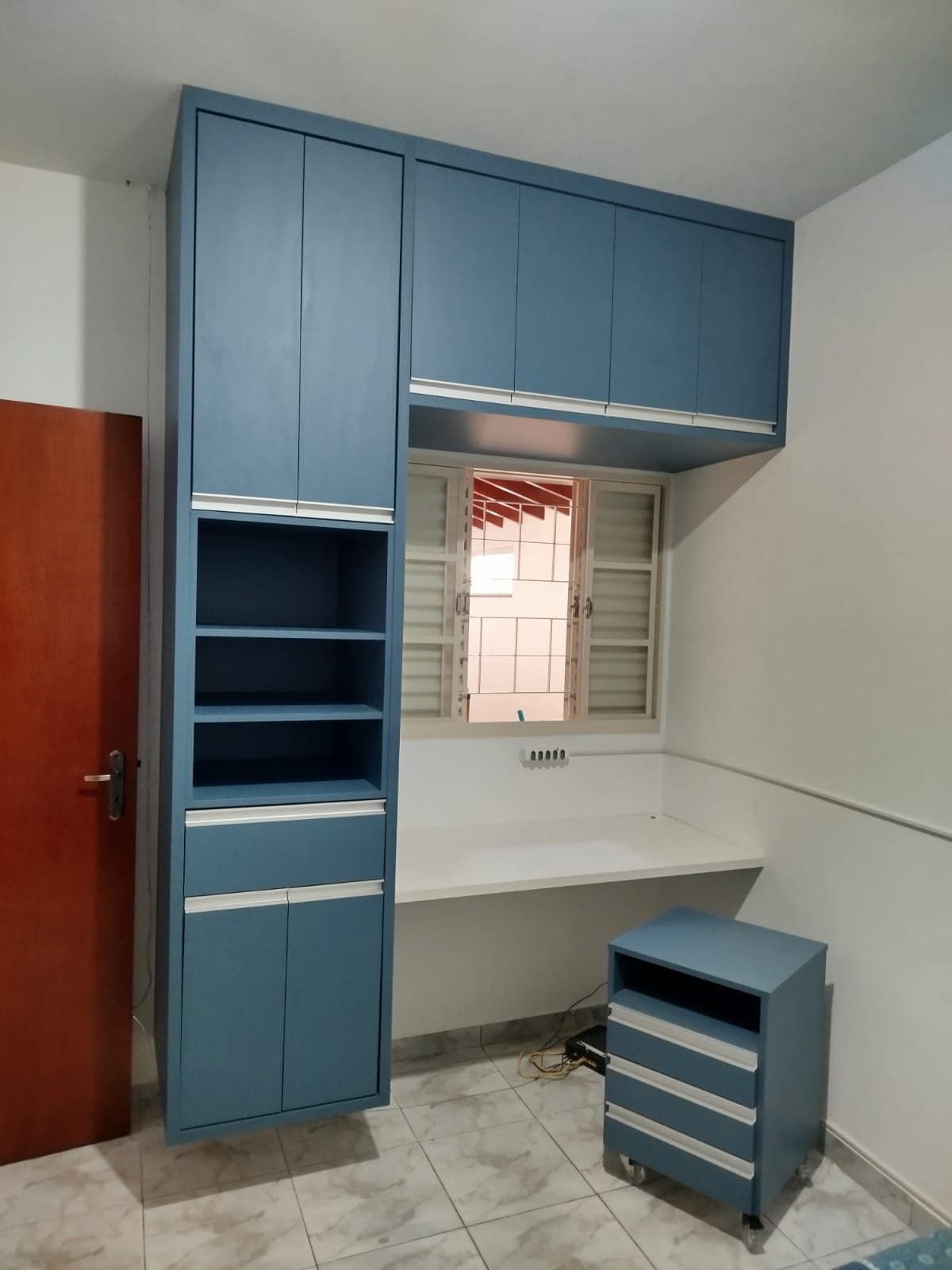 Guarda-roupa em azul petróleo com escrivaninha integrada