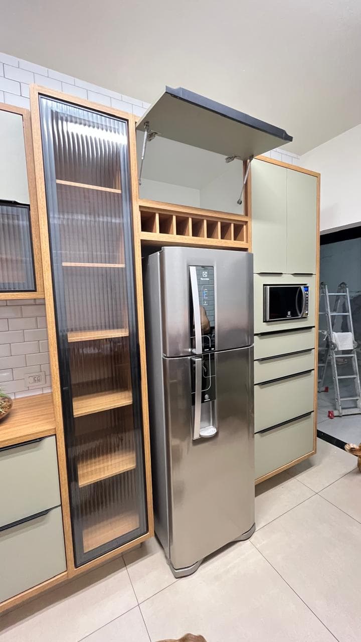 Cozinha verde-sálvia com adega e azulejo metrô