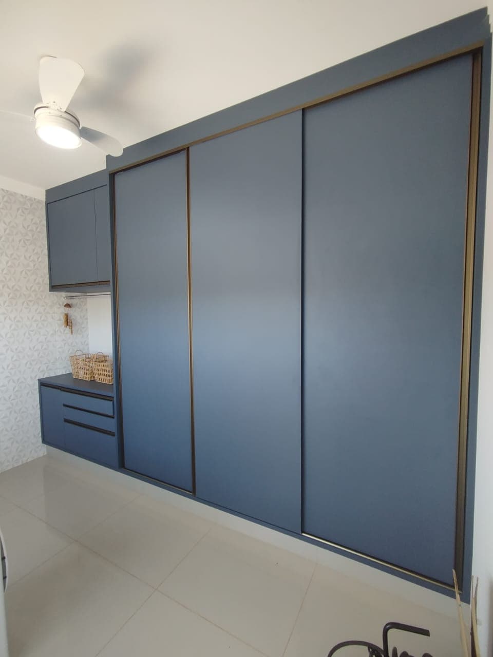 Guarda-roupa azul petróleo com friso em latão