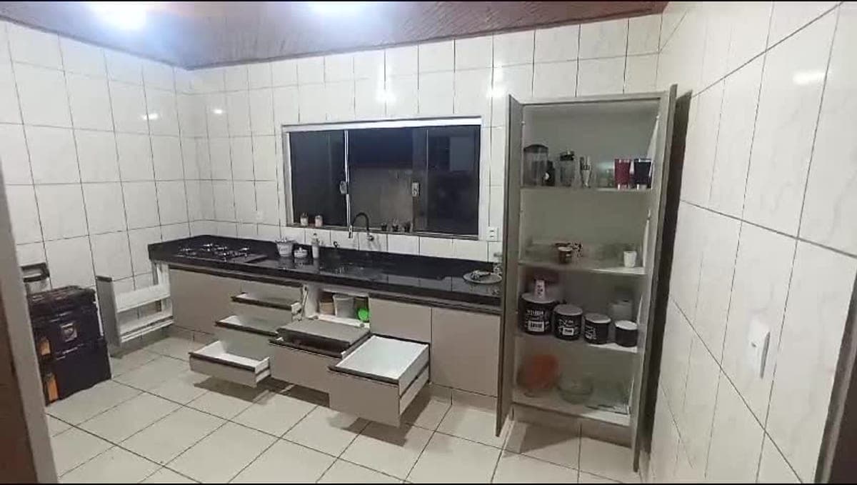 Vídeo mostrando detalhes de acabamento de uma cozinha planejada BB Móveis